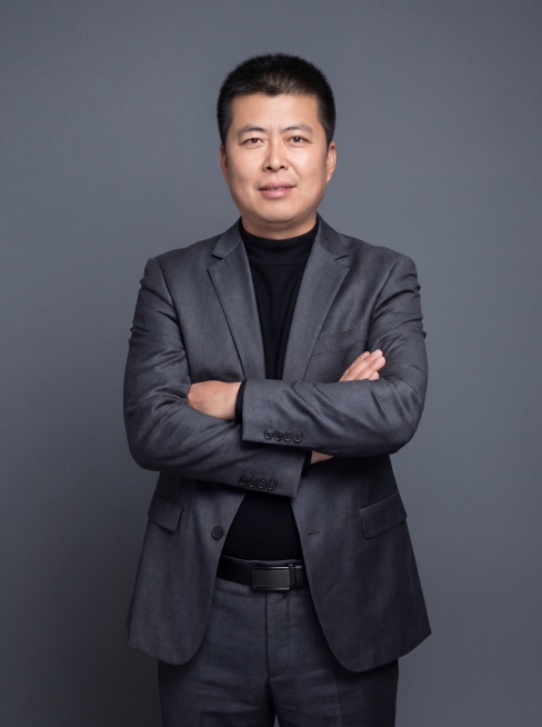 参考图中保留人物脸型、发型、年龄等特征生成职场形象照,标准焦段50mm,f/4光圈(f/2.8-f/4区间),平视视角(镜头与人物视线齐平);人物占画面70%,人物居中(居中构图),位于画面中心,为视预览效果