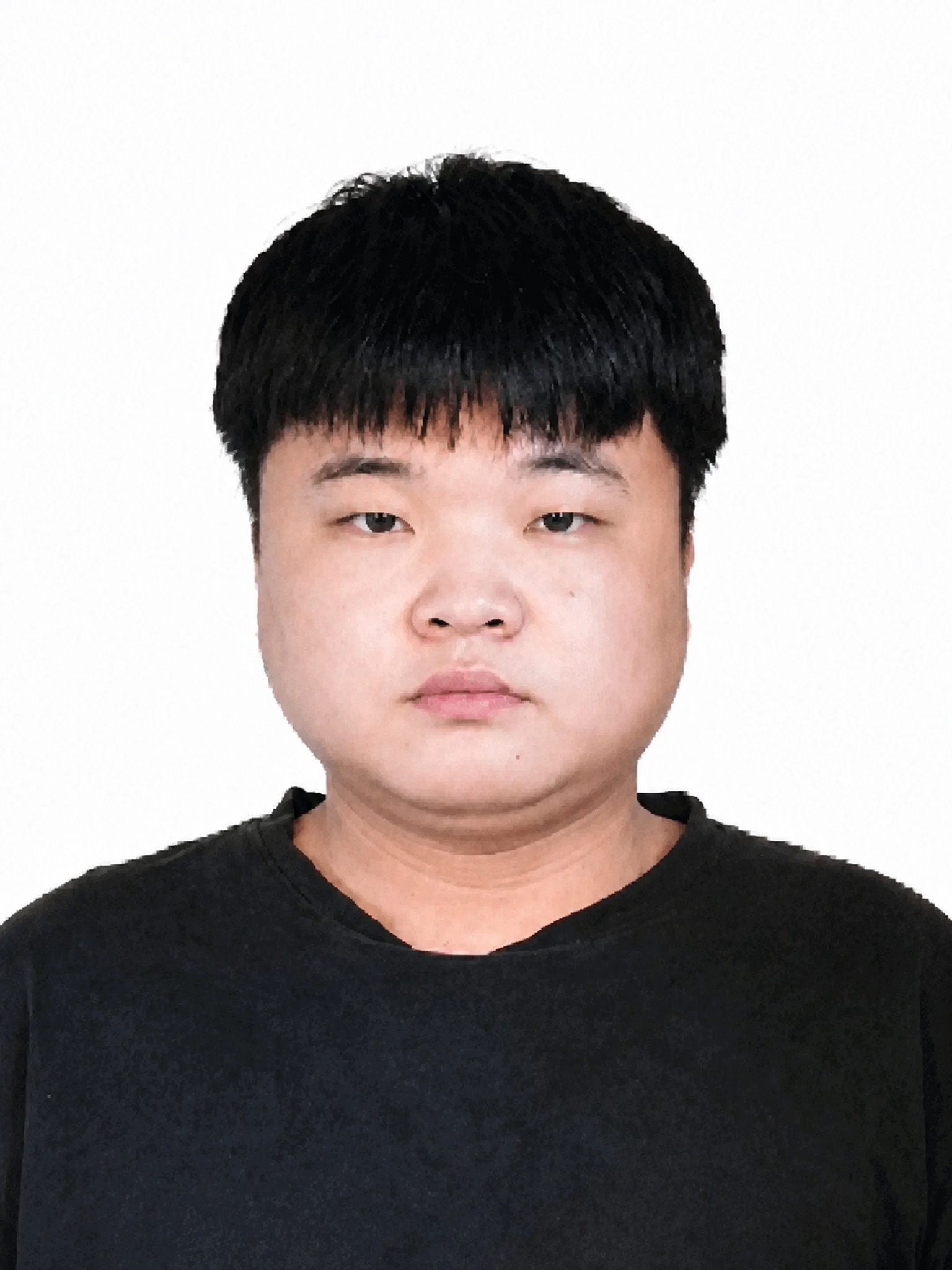 保持图片中人物的样貌、发型、服装和白色背景完全不变，降低图片质… - 图片创意预览