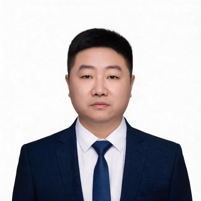 保留人物五官特征，换为标准商务证件照，藏青色西装外套，白色衬衫，深蓝色领带，纯白背景，正面胸像，专业布光，超写实高清预览效果