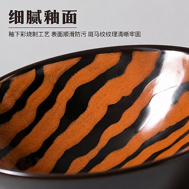 [主图-3] 焦糖斑马纹陶瓷碗盘釉面细节特写展示。
[氛围风格] 专业品质细节，复古ins风。
[画质] 商业摄影质感，超高清细节展示，纹理清晰真实。
[元素] 放大展示碗盘内壁斑马纹釉面的特写细节，放大镜效果突出关键区域，清晰呈现釉下彩工艺的纹理质感和釉面顺滑度。保持产品釉面纹理与颜色与输入产品图绝对一致，杜绝任何变形和色差。主体细节区域占比约70%，画面干净突出细节。
[光影] 侧逆光照射，突出釉面顺滑质感和斑马纹纹理层次，光影过渡自然，细节清晰。
[配色] 保留产品本身焦糖橙棕+深黑配色，背景浅灰干净不抢主体。
[视角构图] 微距特写视角，细节区域居中展示。
[文字版式] 顶部左对齐，大字为"细腻釉面"，深棕色粗体；下方小字说明「釉下彩烧制工艺 表面顺滑防污 斑马纹纹理清晰牢固」，文字不遮挡核心细节区域。
[比例分辨率] 1:1 比例，2k 分辨率；文字清晰锐利，画面超高清。
[负向提示词] 变形，文字错乱，产品图模糊，背景杂乱，水印，电商平台Logo。