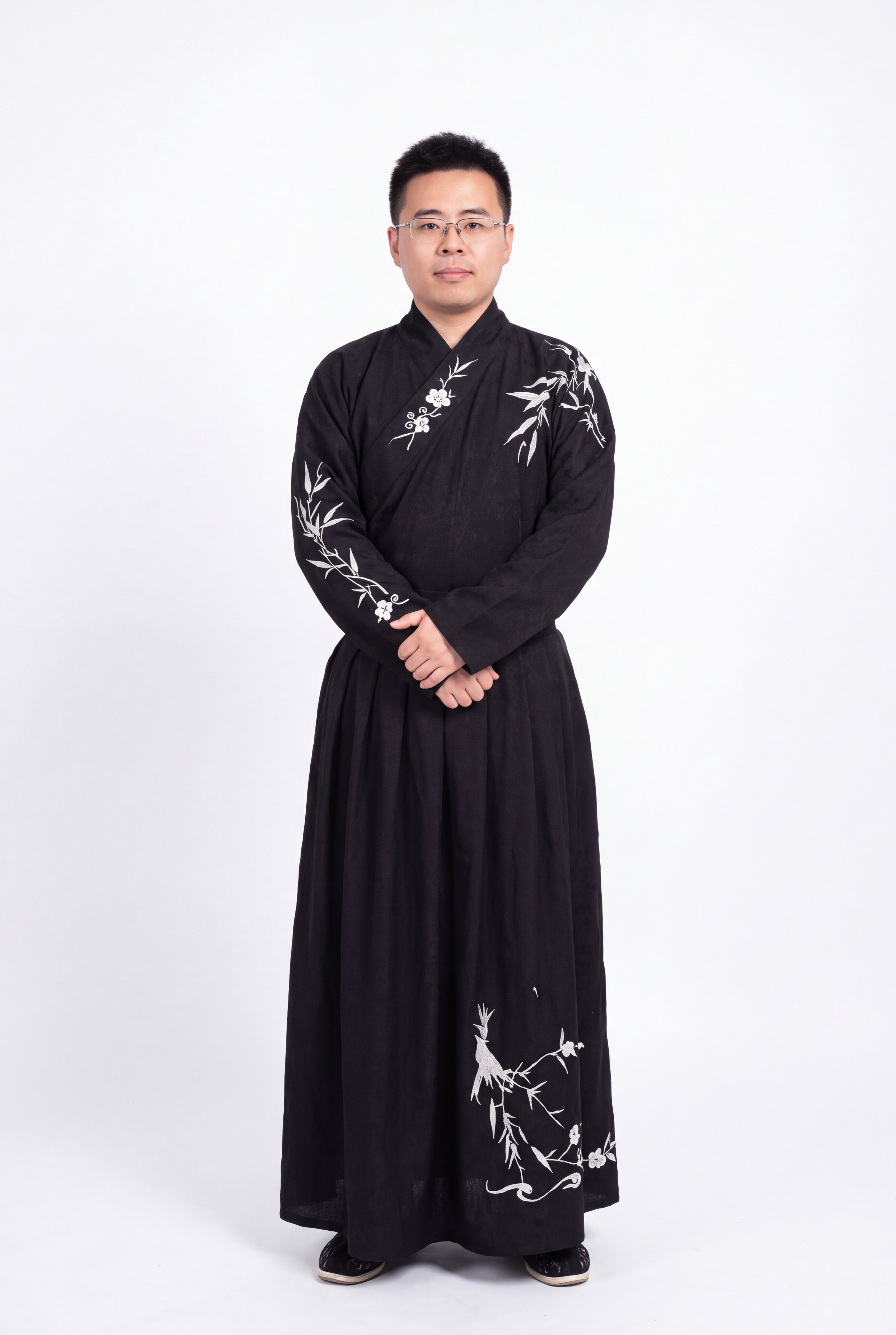 参考图中人物面貌保持不变，保留人物脸型、发型、年龄、眼镜等面部… - 图片创意预览