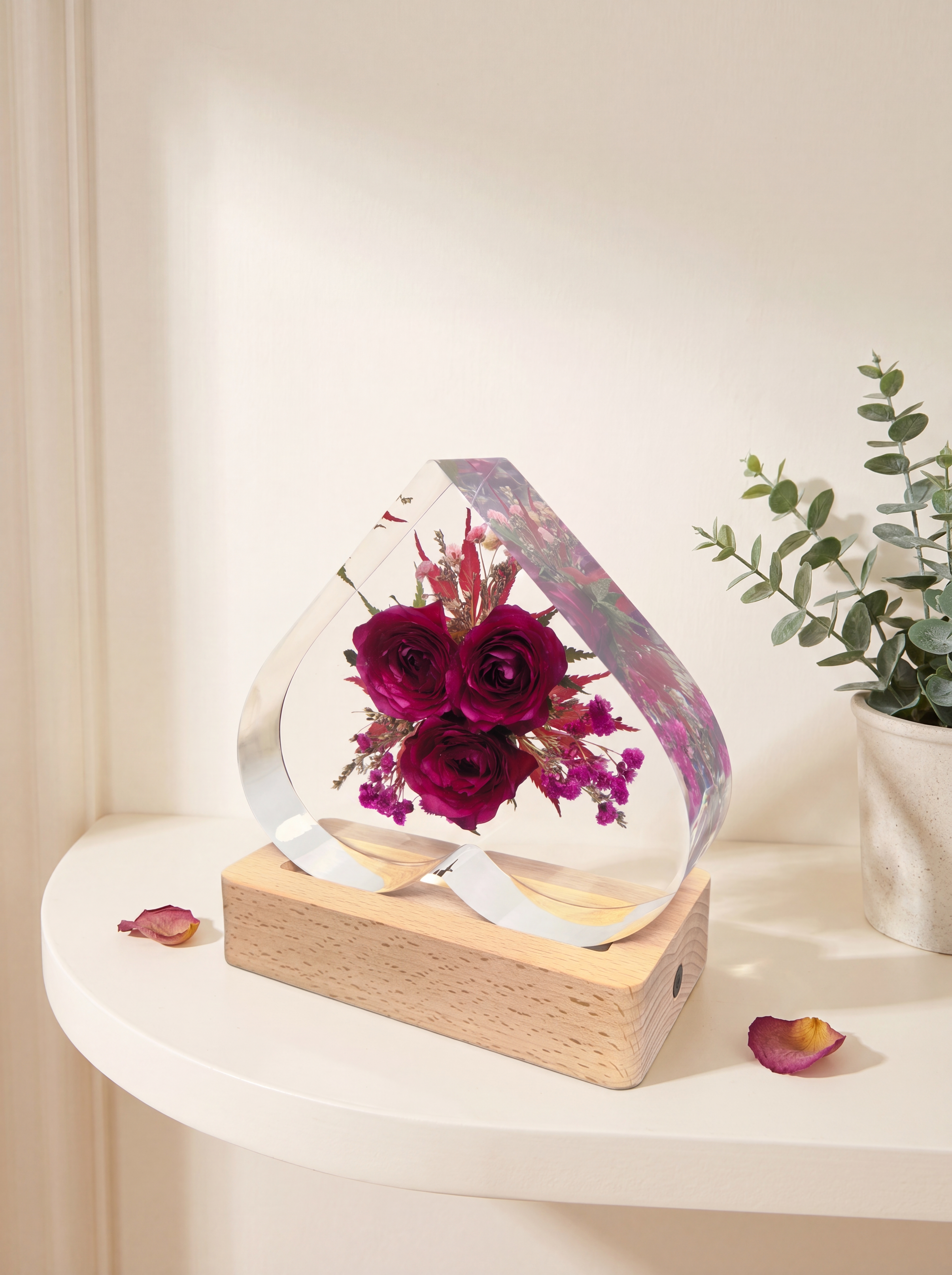 产品为心形树脂干花摆件，包含心形透明树脂块和原木底座，干花为三… - 图片创意预览
