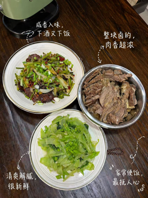在原图片基础上，给每个菜品加上手绘批注：
1. 对左上角盘子里的辣炒芹菜腊肉，用白色随意细线一笔画沿边缘描轮廓，批注文字用中文手写感，文字内容："咸香入味，下酒又下饭"
2. 对右下角盘子里的清炒莴笋预览效果