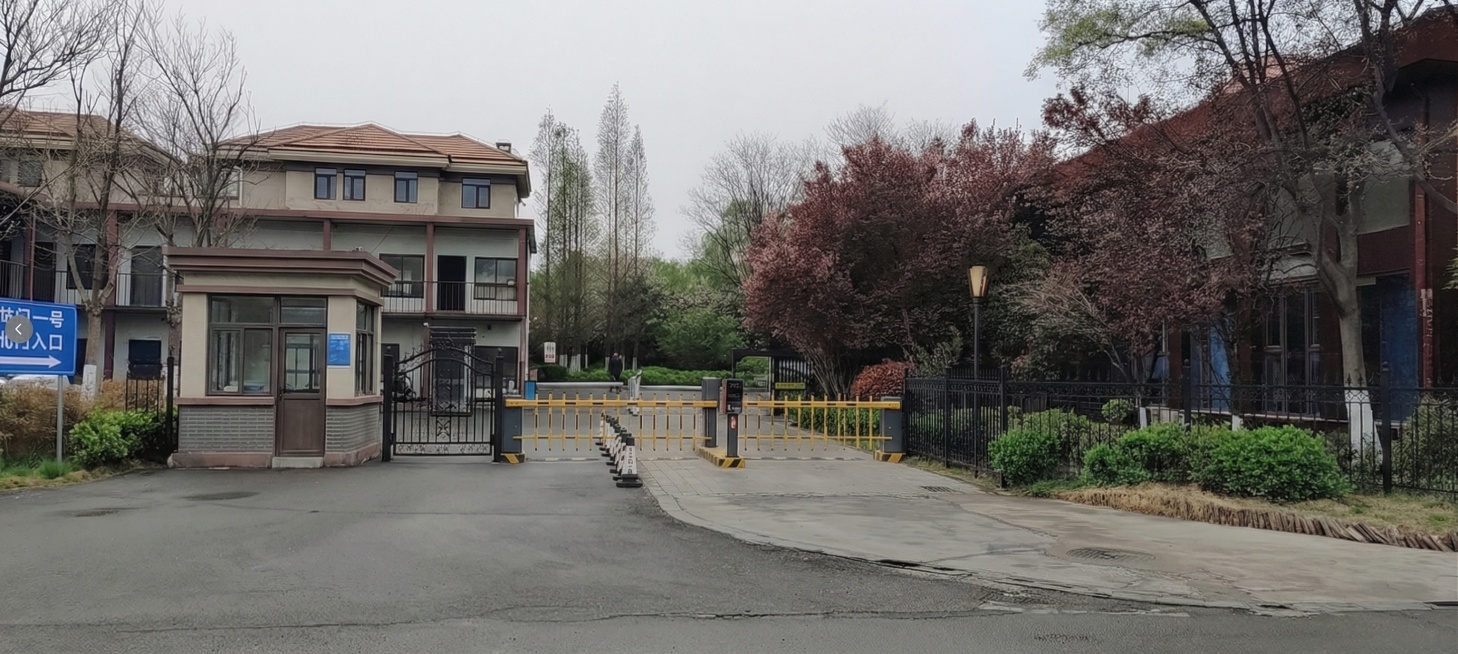 去除画面中所有红色框和红色文字标注，保留已经添加好的门岗、人形铁艺门、行车道闸和铁艺栏杆，保持场景真实自然，其他内容不变预览效果
