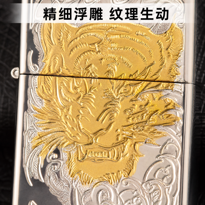 [主图-3] 佐罗虎头煤油打火机细节特写展示
[氛围风格] 微距质感，突出雕刻细节
[画质] 商业摄影质感、超高清微距细节，产品清晰真实
[元素] 放大特写打火机正面虎头浮雕区域，保持老虎头雕刻纹理、预览效果