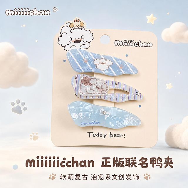 [主图-1] 首图点击率，展示miiiiichan正版IP联名鸭夹三件套的软萌治愈整体形象，传递复古童趣文创感。
[统一基调] 奶蓝色奶油白主色调，软萌治愈复古童趣风格，圆润可爱字体，浅米色柔焦背景，整体柔光漫射，低饱和马卡龙色系，miiiiichan品牌Logo置于左上角安全区。
[画面] 画面中央展示鸭夹三件套完整产品，带原装米黄色卡纸包装，卡纸上方露出可爱白色卷毛小狗插画形象，三件鸭夹呈错落排列展示正面图案，分别为蓝白条纹小狗款、紫白条纹睡眼小狗款、奶蓝蝴蝶结水钻款，产品占画面约65%。背景为柔焦奶蓝色渐变，点缀少量白色云朵、小星星、小爪印装饰元素，营造治愈童趣氛围。左上角放置miiiiichan品牌手写体Logo，底部留白处放主标题。
[光影质感] 柔和顶光+侧光，醋酸板材呈现通透贝母光泽，边缘清晰无毛刺，金属夹部分有细腻反光，整体干净明亮，产品下方有自然柔和投影。
[配色] 主色奶蓝色、奶油白、米黄色，点缀浅棕色、淡紫色，文字用深棕色软萌圆体字。
[文字版式] 主标题「miiiiichan 正版联名鸭夹」用大号圆润可爱字体，副标题「软萌复古 治愈系文创发饰」用小号同色系字体，位于画面底部居中，文字不遮挡产品主体。
[输出要求] 1:1正方形，产品清晰不变形，文字清晰可读，画面干净治愈，无多余杂物。负向：变形、错字、模糊、杂乱、水印、平台Logo、塑料感廉价高光、脏污划痕。