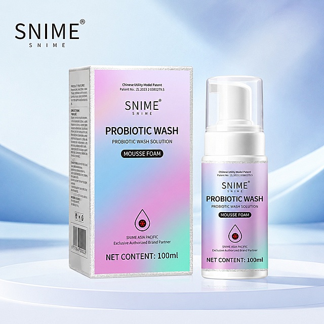 [主图-1] 首图品牌调性展示，Probiotic Mousse Intimate Wash。氛围风格纯净极简科技感，低渐变浅蓝背景，高级柔光静物台。画质商业摄影质感、光线柔和通透、产品清晰真实、画面干净高级。元素保持产品外观（物理结构、材质质感、渐变包装盒颜色）与输入产品图绝对一致，杜绝任何变形和色差，精细化处理。将包装上所有中文替换为英文，中文"益生菌洗液"替换为"PROBIOTIC WASH", "慕斯泡泡"替换为"MOUSSE FOAM", "舒奈美"保留品牌名，"净含量100ml"替换为"NET CONTENT: 100ml"。商品主体占比严格控制在70%左右，画面满屏无边框。光影柔光箱均匀打光，主光正面柔化，侧光勾勒瓶身轮廓，背景渐变自然通透无硬阴影，产品高光自然不溢出。配色主色调为浅蓝低饱和渐变，辅助色保留原产品的粉紫渐变。视角构图中心平视构图，景深适中，产品完整居中不裁切。文字版式左上角安全区放置品牌"SNIME"logo，字体保持原品牌字形和配色，不遮挡产品主体。整体全英文展示，符合亚马逊跨境规范。比例分辨率1:1比例，2048*2048px，2k分辨率，文字清晰锐利，超高清。负向提示词变形，文字错乱，产品图模糊，背景杂乱，水印，电商平台Logo，中文，中文字符