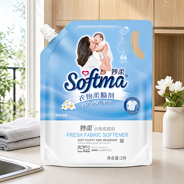 超写实电商产品场景摄影。
主体：衣物柔顺剂严格参照上传产品图，完整保留所有可见组件、部件、轮廓、结构、比例、材质、颜色与产品本体上的文字信息（logo/型号/规格/参数等），与上传图完全一致；产品占画面70%，完整不裁切，近景构图，产品为绝对前景主导，背景无其他同类柔顺剂产品，封口吸嘴清晰可见。
构图与陈列：正面微俯10°平视，产品立放在浅色石英石洗衣柜台面上，平稳接触台面，无悬浮。
风格：清新北欧。
场景概念：阳台洗衣柜台面，清晨晨光时刻。
承载与背景：①承载面：米白石英石台面，哑光；②背景：浅木色阳台储物柜，浅木纹理。
陪衬物：①台面左侧，银色不锈钢水池一角，金属银色；②台面右后方，白色陶瓷小花瓶，插三枝新鲜白色茉莉，素白/嫩绿；③水池边搭放浅灰色棉麻毛巾，浅灰色棉麻材质。
配色：主60%浅蓝米白，辅25%浅木色，点缀15%嫩绿银色；浅蓝/米白/浅木/嫩绿/银色。
光影：主光从左侧落地窗斜前45°射入，柔光漫射，产品包装袋有清晰柔和高光，整体明亮清新。
参数：4K 写实光追。严格锁定宽高比为 1:1。