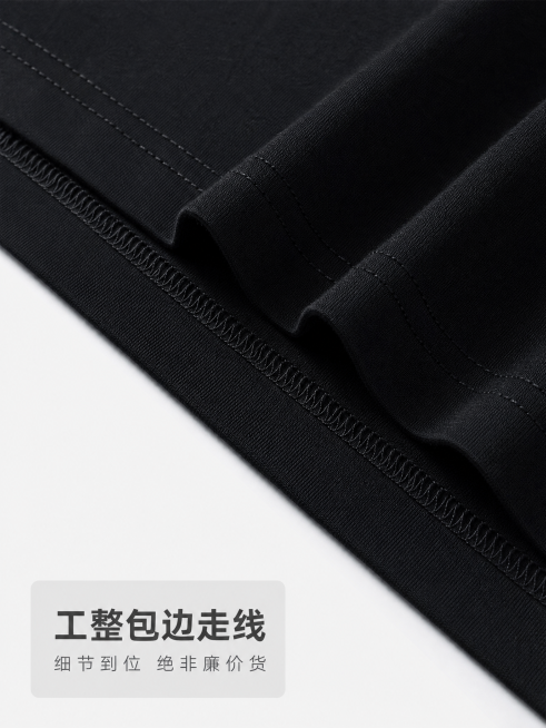 [第3屏] 细节工艺展示-下摆包边工艺特写，突出工整走线，体现细节处理的用心
[氛围/风格] 极简风商业细节特写，干净高级，突出工艺质感
[元素布局] 下摆走线区域占据画面主体，保持原图黑色T恤下摆、预览效果