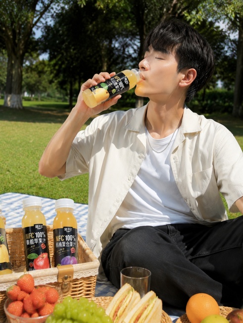 超写实电商带货摄影。
主体：疆农纪NFC100%果汁（黄元帅苹果汁、秦脆苹果汁、西梅复合果汁等）严格参照上传产品图，完整保留所有可见组件、轮廓、结构、比例、材质、颜色与产品本体上的文字信息，与上传图完预览效果