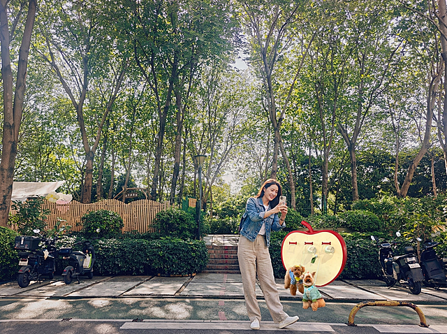 加一个打卡拍照的美女