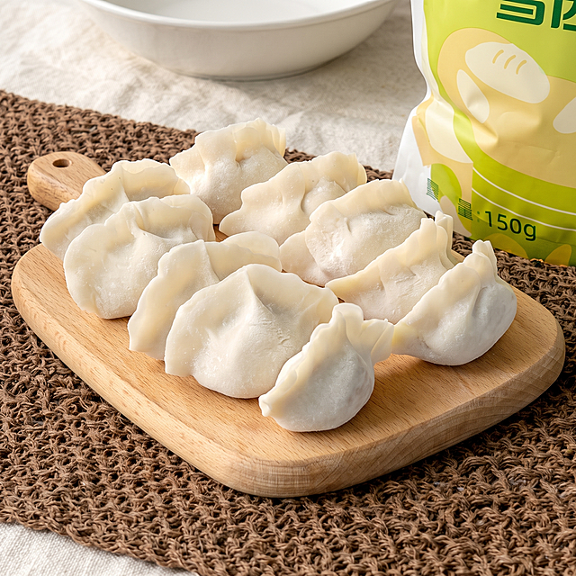 精修这张饺子产品图，达到专业电商摄影级别：无景深效果，画面中所有元素（饺子、木托盘、编织垫、背景包装袋、碗等）全部聚焦清晰锐利，饺子表皮细腻饱满有质感，面粉质感自然真实，木托盘纹理清晰温润，整体光影柔和立体，色彩干净通透，高级美食摄影质感，细节丰富，无噪点