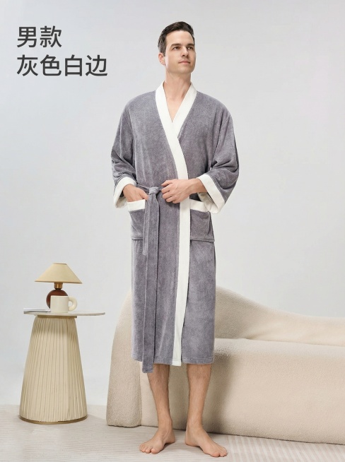 第十五张详情图：男款灰色白边单款展示，主题“男款 灰色白边”。男模特单独站立展示整体版型，保持原有姿势、模特和产品颜色款式不变，浅灰色简约家居背景保留原有场景陈设。主标题放置左上方，干净简约突出产品，预览效果