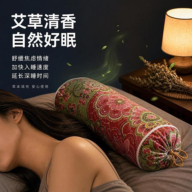 [主图-2] 艾草助眠功效展示图，卧室夜间场景。
[氛围风格] 静谧温馨夜间卧室氛围，舒缓助眠感，真实生活场景。
[画质] 商业摄影质感、光线柔和通透、产品清晰真实、画面干净高级。
[元素] 画面右侧床上横放一只红绿大花款骨头形艾草颈椎枕，枕旁有一位女性模特（仅露出肩颈与侧脸，闭眼安睡状态，头发自然散落在枕上），呈现深度睡眠的放松感。床头柜上有一盏暖光小夜灯，旁边放着一小束干艾草，空气中用极淡的绿色光晕与艾草叶粒子特效表现艾草清香散发的视觉化效果。背景为深灰蓝色卧室墙面，整体氛围安静祥和。**保持枕头外观（骨头形状、粗布材质、花色图案、黄色抽绳）与输入产品图一致，杜绝变形和色差；模特仅露出局部，避免复杂面部与手部**。商品主体占比约60%。
[光影] 暖黄色小夜灯为主要光源，光线柔和昏暗，营造夜间睡眠氛围；枕头受光面有温暖高光，墙面有自然渐变暗部，整体静谧有层次。
[配色] 主色深蓝灰（卧室背景）；辅色暖黄（夜灯光）、艾草绿（清香特效）；枕头花色为视觉焦点。
[视角构图] 平视侧视角，浅景深，焦点在枕头与模特肩颈处，背景虚化突出主体。
[文字版式] 左侧大面积负空间竖排（实际横排左对齐）文字。大字主标题「艾草清香 自然好眠」，白色大号粗体；下方三行卖点短句，白色中号：「舒缓焦虑情绪」「加快入睡速度」「延长深睡时间」。底部加一行小字「草本填充 安心使用」，浅灰色。文字全部左对齐，不遮挡主体。
[输出要求] 1:1比例，文字清晰锐利，超高清商业摄影质感。
[负向提示词] 变形，文字错乱，产品图模糊，背景杂乱，水印，电商平台Logo，多余的手，畸形手，人物面部扭曲，肢体穿模。