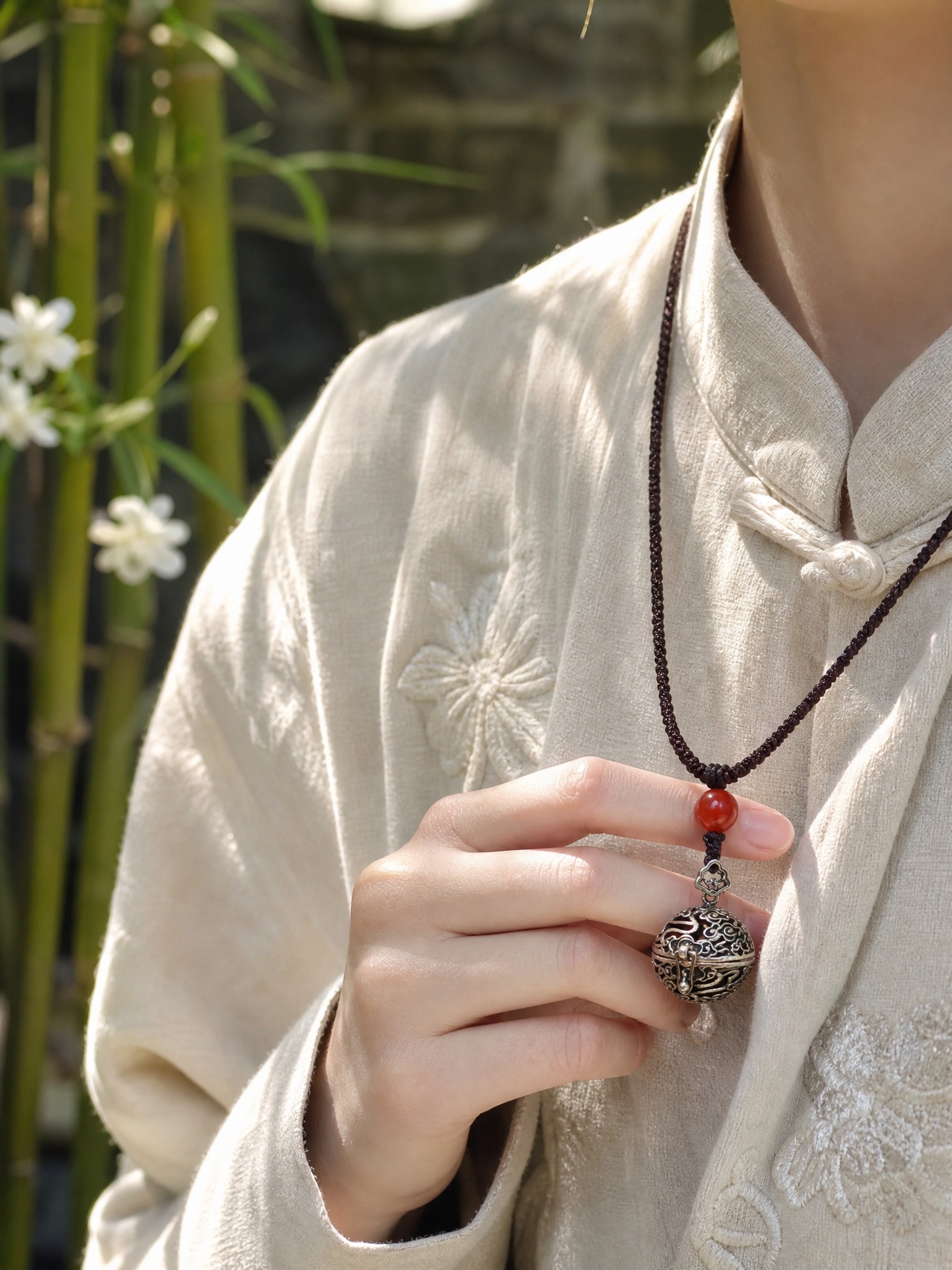 A person's pale hand wearing a… - 图片创意预览