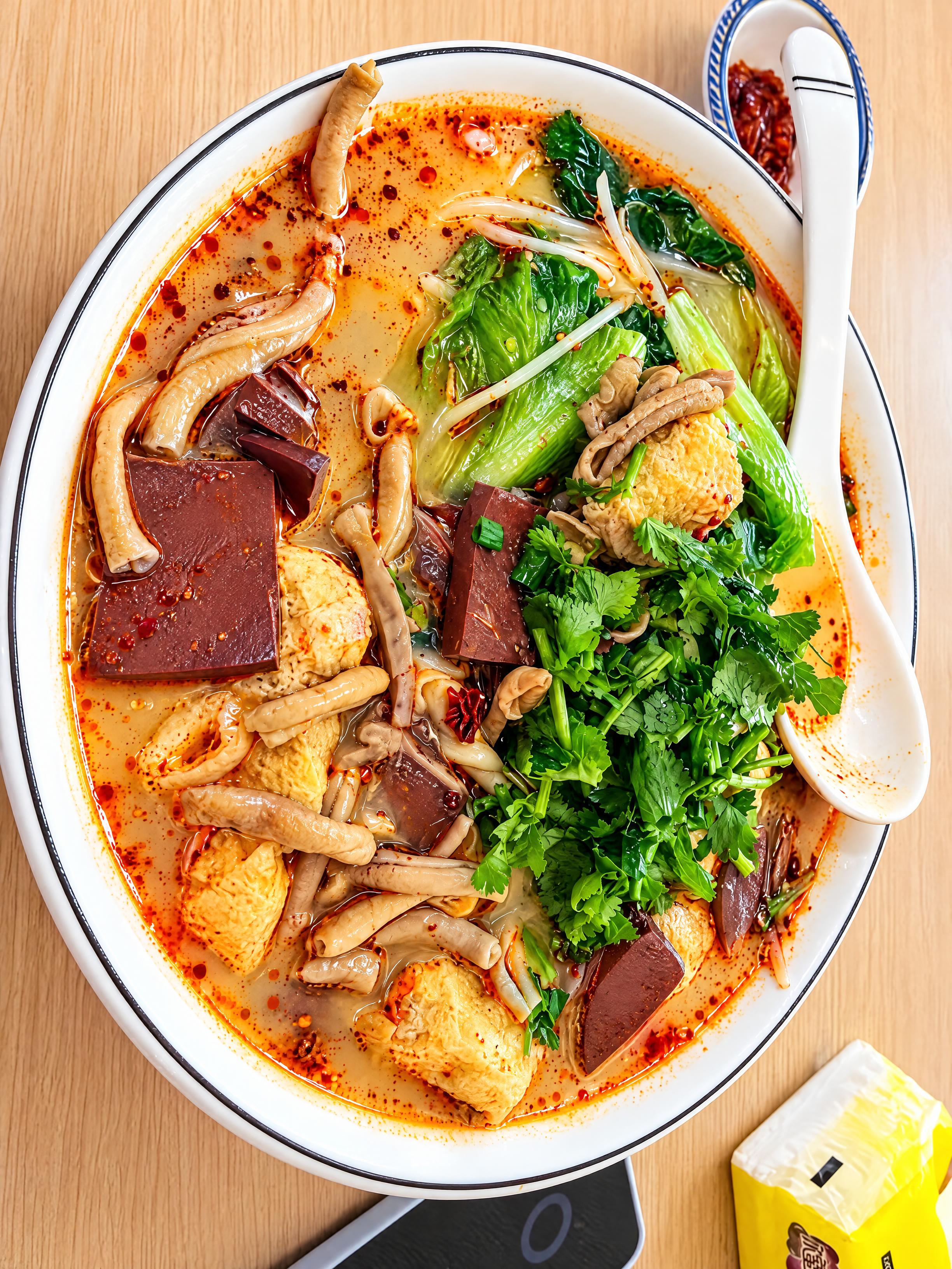 精修这碗麻辣烫美食照片，提升画质和色彩饱和度，让汤汁更浓郁有光… - 图片创意预览