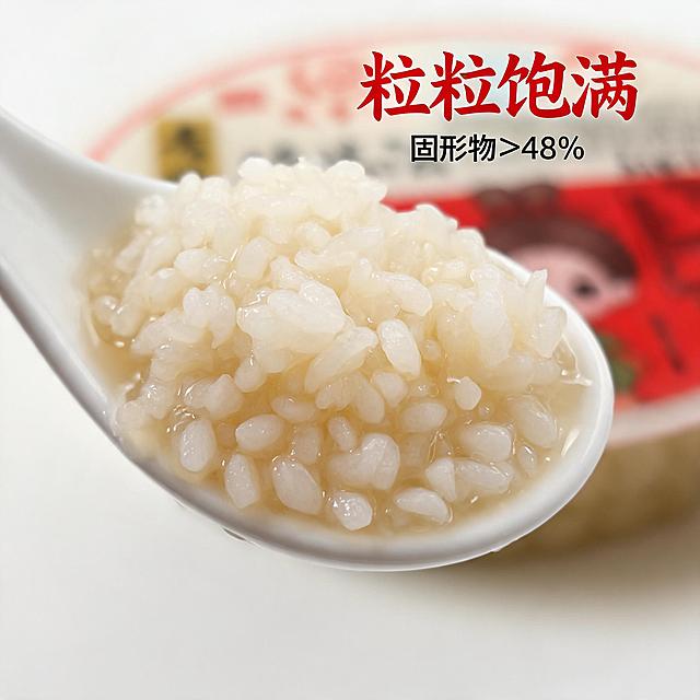 [主图-3] 酒酿米粒细节特写
[氛围风格] 微距特写，突出新鲜饱满质感
[画质] 商业摄影微距质感，颗粒清晰，细节丰富
[元素] 放大镜视角聚焦佬米酒的糯米颗粒，从包装盒中舀出一勺饱满的酒酿，清晰展示每一颗晶莹饱满的米粒，酒液挂在米粒上，晶莹透亮。背景虚化，突出米粒细节。保持产品本身的原料质感与输入产品一致，精细化处理
[光影] 自然侧光打亮米粒，产生通透高光，凸显颗粒饱满度，酒液反光自然
[配色] 主色为米粒奶白色，搭配酒液浅黄通透感，干净清爽
[视角构图] 俯视特写视角，填满画面主体，细节突出
[文字版式] 右上角标注"粒粒饱满"，红色书法字体，下方小字标注"固形物≥48%"，清晰突出核心卖点
[比例分辨率] 1:1 比例，2K 分辨率；文字清晰可辨，超高清
[负向提示词] 变形，文字错乱，产品图模糊，背景杂乱，水印，电商平台Logo