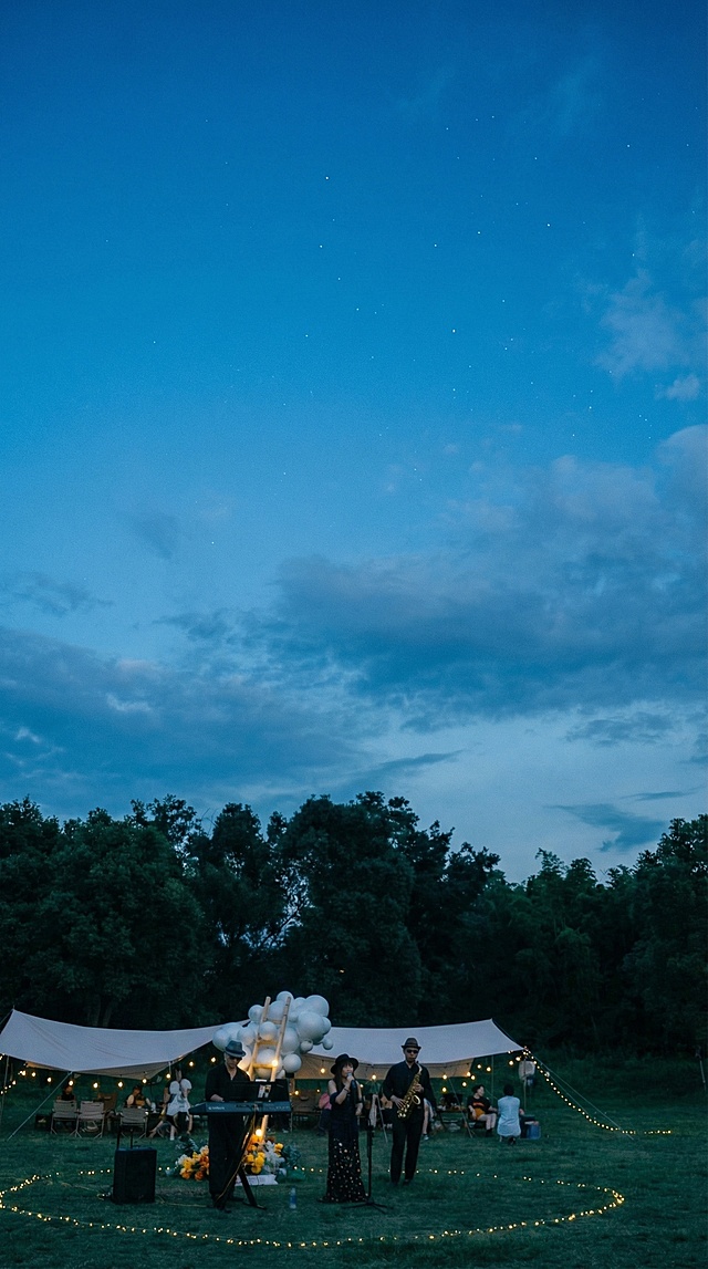 移除前景女观众，增加天空露出占比，竖图比例拉长