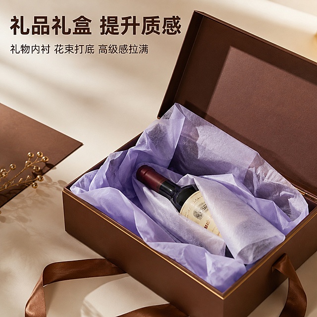 [主图-8] 礼品礼盒包装场景展示
[氛围风格] 高级温馨，提升质感
[画质] 商业摄影质感，高级氛围感
[元素] 礼盒打开，内部用薄页纸做内衬填充，红酒用薄页纸包裹，展示提升包装高级感的使用场景，礼盒精致，薄页纸半透朦胧质感突出，保持薄页纸材质和颜色与原图一致，杜绝变形色差，精细化处理。背景简约干净，主体礼盒占比约70%
[光影] 柔和侧光，突出半透质感和礼盒高级氛围，光影层次丰富
[配色] 深棕礼盒，浅色薄页纸，金色装饰，高级温馨
[视角构图] 45度斜侧视角，打开礼盒展示内部
[文字版式] 顶部大字标题"礼品礼盒 提升质感"，粗体深棕色；下方小字说明「礼物内衬 花束打底 高级感拉满」，文字不遮挡礼盒主体
[输出要求] 1:1比例，文字清晰可辨，超高清商业摄影质感
[负向提示词] 变形，文字错乱，礼盒破损，背景杂乱，水印，电商平台Logo