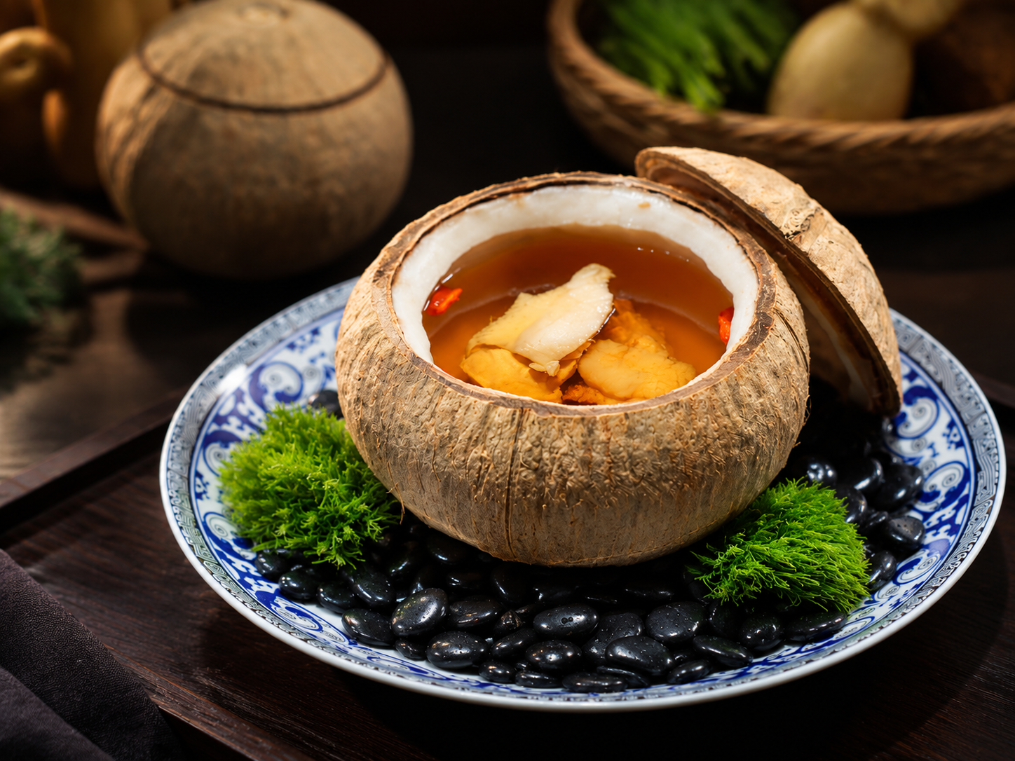 基于这张椰子汤菜品照片，精修为黑珍珠米其林餐厅菜单菜品图，比例… - 图片创意预览