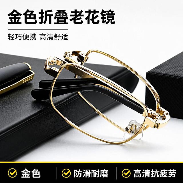 [主图]金色折叠智能变焦老花镜爆款电商主图，一比一复刻参考图的版式构图；保持金色老花镜的产品外观、物理结构、材质质感、颜色与输入产品图绝对一致，杜绝任何变形和色差，精细化处理。产品居中放置在黑色皮质眼镜盒上，搭配左侧折叠眼镜盒配件，背景为干净渐变白色，商品主体占比约70%，画面满屏无边框。风格为拼多多爆款风格，大字直白突出卖点，整体干净高级，商业摄影质感、光线柔和通透、产品清晰真实。光影：左侧主光，产品金属边框形成自然高光，皮质眼镜盒呈现哑光质感，光线通透，轮廓清晰，暗部有层次，无廉价阴影。配色：主色调为黑色和白色，搭配金色产品和黄色装饰线条。文字版式：左上左对齐大字主标题“金色折叠老花镜”，副标题为“轻巧便携 高清舒适”，底部黑色通栏均分三列，每列配黄色对勾图标，文案分别为“金色 ✔ 防滑耐磨 ✔ 高清抗疲劳”，所有文字为白色粗体无衬线字体，文字清晰不遮挡产品主体。 比例分辨率 1:1比例，4k分辨率，文字清晰可辨，超高清。 负向提示词：变形，水印，文字错乱，产品图模糊，背景杂乱，色差。