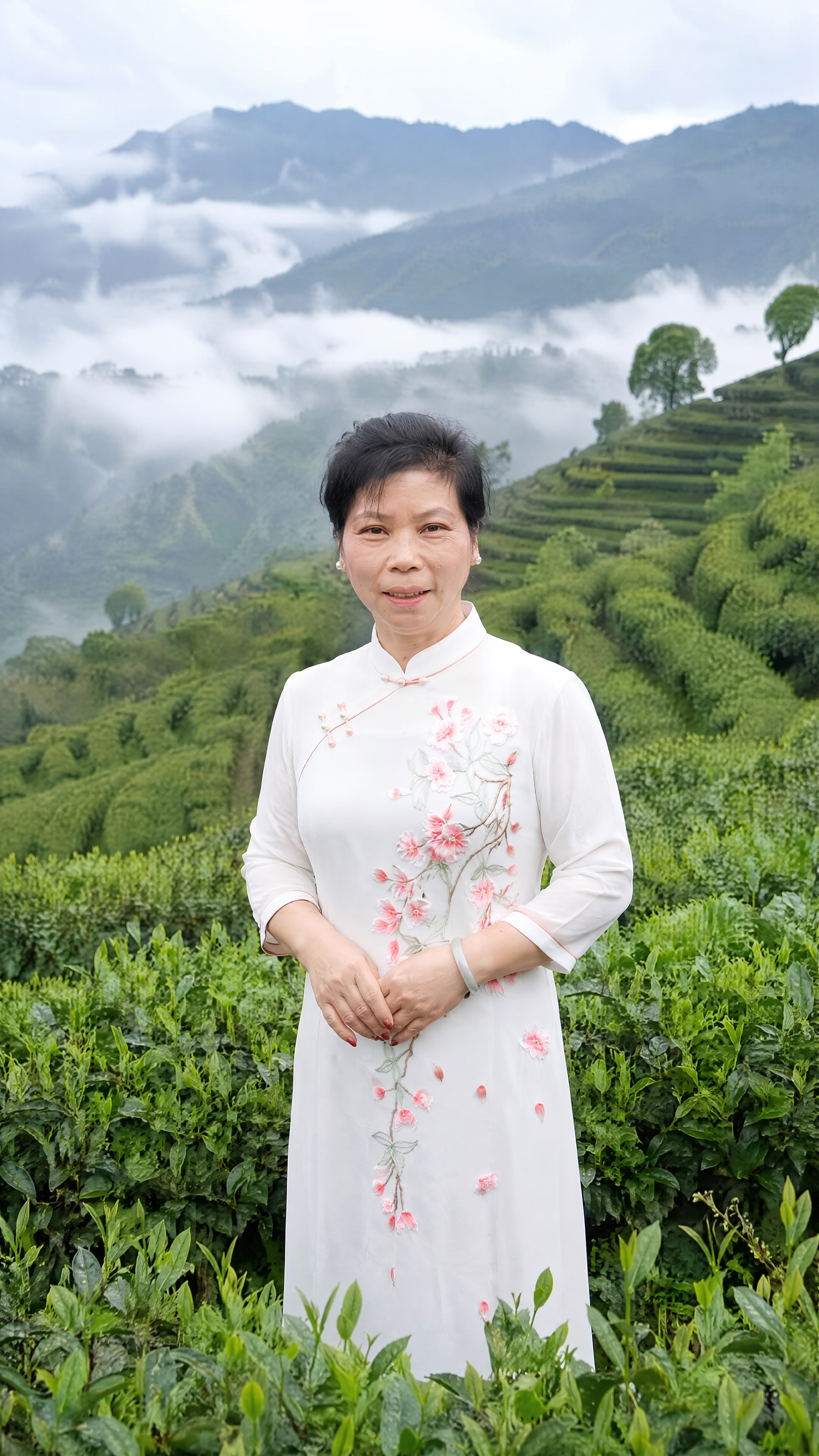 使用参考图中人物的面部特征，生成一位中年女性的人物形象照片，人… - 图片创意预览