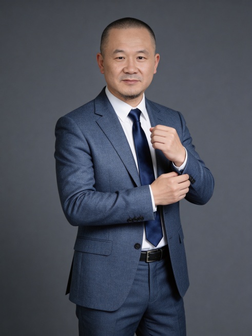 参考第一张图保留人物脸型､发型､年龄等特征生成职场形象照,参考第二张图人物占位和比例,标准焦段50mm,f/4光圈(f/2.8-f/4区间),平视视角(镜头与人物视线齐平);人物占画面70%,人物居中预览效果