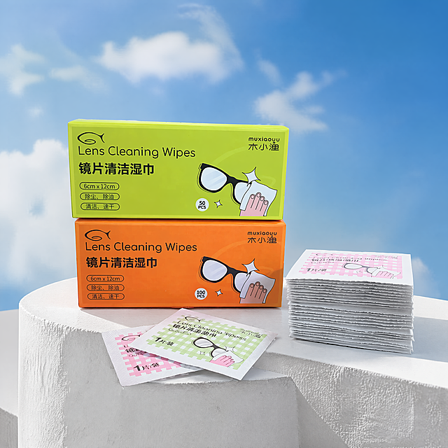 把参考图中的产品去除原背景，然后把产品精修。（保持物品原有材质不变）再把精修后的产品融入到场景中。场景要求：产品主体物放在简洁的白色石膏体上，背景是明亮的蓝天。明亮通风，自然光，清新干净自然。超细节，42K 分辨率。要求保持主体物外观不变，文字清晰。超高清渲染，42k超高清。。「图片1」