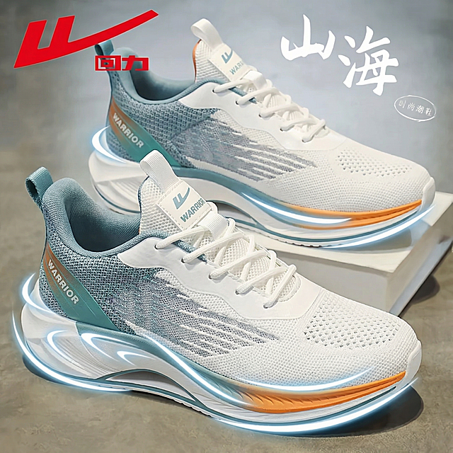 将图1中的白蓝橙拼色回力运动鞋，替换原图2的鞋子，保持图2原有的鞋子摆放角度、构图位置、渐变水泥灰色背景、白色展台，以及左上角红色回力Logo、右上角“山海”和“时尚潮鞋”文字不变，保持鞋底蓝色发光轮廓光效果不变。保持图1运动鞋原有的白+浅蓝+橙配色、网面材质和WARRIOR文字Logo完整不变，保持鞋子结构和配色不变，禁止修改鞋子外观。光影匹配：匹配图2的光源方向，生成正确的受光面和投影，保留蓝色发光轮廓光效果。边缘自然融合，消除抠图痕迹，整体保持商业摄影清晰质感。负向提示词：改变鞋子颜色,扭曲鞋子,缺失logo,文字错误,改变背景文字,多余部件,变形,昏暗光线,畸变,比例失调