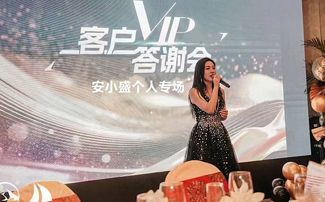 将图片中的女士替换成长头发，穿黑色带钻晚礼服的女士