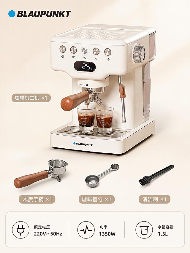 [主图-5] 产品规格与配件全家福展示；保持咖啡机原有造型、颜色、外观不变。将咖啡机和全套配件整齐摆放在浅奶白色背景上，配件包括：咖啡机主机、原装手柄、测量勺、清洁刷，统一摆放，主次分明，咖啡机居中放大，配件围放在下方整齐排列。每个配件都标注名称：「咖啡机主机 ×1」「木质手柄 ×1」「咖啡量勺 ×1」「清洁刷 ×1」。右下角标注核心产品参数：额定电压 220V~ 50Hz，功率：1350W，水箱容量：1.5L。左上角放置品牌Logo "BLAUPUNKT"。整体风格简约高级，奶油风调性，柔和自然光，4K高清精修质感，文字清晰，排版分区明确，逻辑清晰，不遮挡主体。保持产品外观、颜色、结构完全不变。输出3:4比例，画面干净通透，文字清晰可读。负向提示词：变形，文字错乱，产品模糊，背景杂乱，水印，电商平台Logo，遮挡主体。