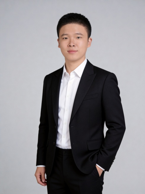 参考图中保留人物脸型、发型、年龄等特征生成教师职场形象照,标准焦段50mm,f/4光圈(f/2.8-f/4区间),平视视角(镜头与人物视线齐平);人物占画面70%,人物居中(居中构图),位于画面中心,预览效果