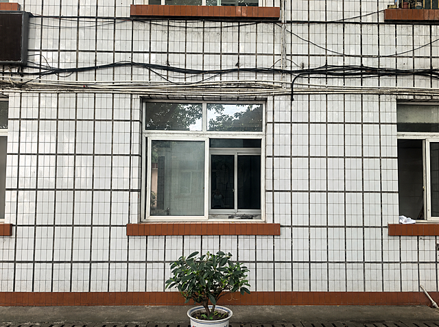 移除墙上这两块优秀党员文化宣传展板，还原露出原本的白瓷砖墙面，修复瓷砖纹理和电线，让墙面自然完整，和周围墙体保持一致