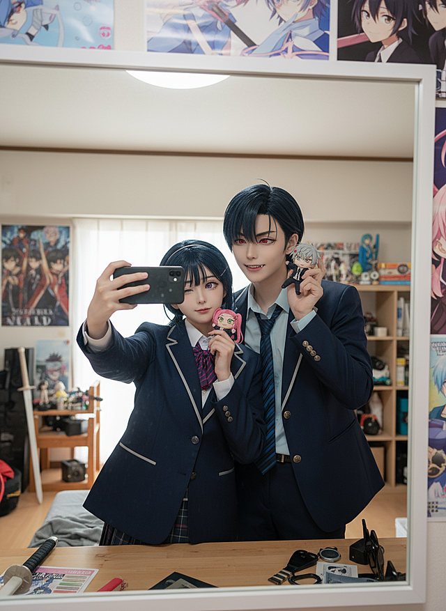 cosplayer真人写实照片，根据该图生成一张现实生活中扮演该角色的写实风格，人物所在的写实场景与原作相对应，人物一只手抬起拿着手机对着镜子正在自拍，另一只手靠近镜头托着带有与该cosplayer照片相对应的玩偶手办。手办的细节特征需精细到可清晰辨识。