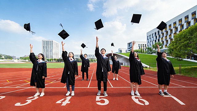 在原图的跑道上，增加多位大学生，身穿学士服，向上抛学士帽。整体画面自然抓拍的感觉，自然欢快，保留原图的校园跑道和建筑背景