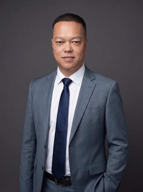 参考图中保留人物脸型、发型、年龄等特征生成职场形象照,标准焦段50mm,f/4光圈(f/2.8-f/4区间),平视视角(镜头与人物视线齐平);人物占画面70%,人物居中(居中构图),位于画面中心,为视预览效果