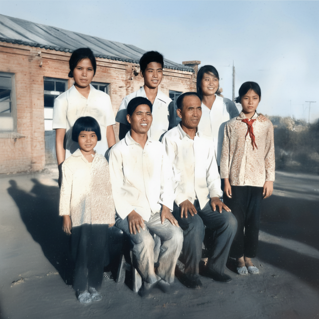 补全缺失部分，修复损坏，去除噪点，调整亮度和对比度，调整色彩平衡，锐化面部特征，恢复细节，放大至高分辨率，修复这张照片，消除杂质和裂痕，增加图片的细节，校正颜色，还原照片原始的细节与质感，4K超清预览效果