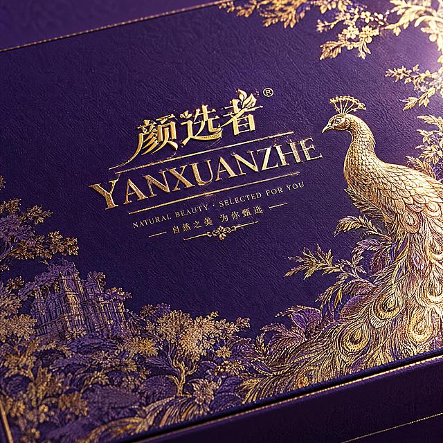 根据提供的包装刀版图，生成颜选者礼盒细节特写效果图。聚焦礼盒正面的金色烫金"颜选者 YANXUANZHE"logo和法式复古孔雀图案细节，展示烫金工艺的金属光泽和精细纹理。深紫色盒面，微距特写角度，侧光突出烫金立体感，极致细节展示，高端包装工艺，商业产品细节摄影
