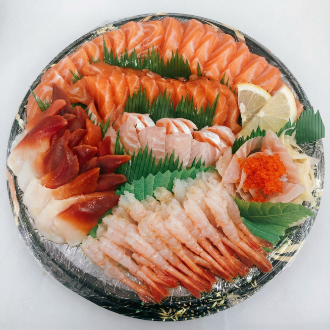 将门店图片调整为商业摄影级画质：先智能修复画面噪点、模糊问题，提升至 8K 超清分辨率，精准锐化门店招牌、橱窗陈列、墙面纹理等细节，不出现过度锐化的生硬感；校正白平衡，还原门店真实色彩，自然调节饱和度预览效果