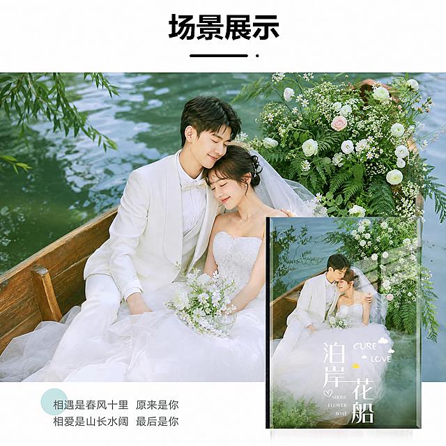 [单张主图] 婚纱秀禾摄影服务 淘宝天猫1:1主图，复刻参考图的整体布局、文字内容、文字位置、字体样式、画中画小图位置与大小，仅将主画面中的婚纱照片替换为全新的、与原图不同的高清婚纱秀禾摄影作品，避免与参考图人物、动作、角度完全一致。

[参考比对] 参考图为场景展示型主图：顶部居中为黑色粗体大字「场景展示」，下方一条短横线加一个点；主画面占大部分区域，为户外水面木船上的婚纱情侣场景，船尾有大量白色和浅粉色鲜花花艺装饰；右下角有一个竖向的画中画小图框，框内是同场景缩小版照片，框内右下角有竖排大字「泊岸花船」，旁边有英文「CURE LOVE」和「SHORE FLOWER BOAT」小字，还有小花和爱心装饰；左下角有两行灰色小字文案「相遇是春风十里 原来是你 / 相爱是山长水阔 最后是你」，前面有一个淡青色圆形装饰点。整体布局、文字内容、文字位置、字体样式、画中画位置大小、左下角文案全部保持不变，严格复刻，只替换主画面中的婚纱人物照片内容。

[画面主体] 主画面为一对全新的婚纱秀禾情侣，坐在水面上的木质小船上，男生穿白色西装，女生穿白色抹胸婚纱带头纱，两人亲密依偎，动作和姿态与参考图不同（改为男生轻轻搂住女生肩膀，女生侧脸靠向男生胸前，两人闭眼微笑，而非原图的接吻姿势）。人物为亚洲面孔，男生短发清爽，女生中长发盘起带碎发，整体气质清新浪漫。船尾装饰有白色洋牡丹、小雏菊、浅粉色玫瑰和大量绿色叶材的花艺布置，花艺造型与参考图有明显差异。

[构图版式] 严格复刻参考图的版式结构：顶部标题区居中，主画面满铺占比约75%，右下角竖向画中画小图框（带黑色细边框和玻璃反光效果），左下角两行辅助文案加圆形装饰点。所有元素的位置、比例、大小与参考图保持一致，仅主画面人物照片和画中画内的照片替换为新的婚纱秀禾高清图。

[场景元素] 背景为平静的湖面或河面，水面呈青绿色调，左侧有垂入水面的绿色植物枝叶，远处水面有轻微波光，整体为户外自然森系水上场景，氛围清新浪漫，与参考图色调一致但画面细节不同。

[文案版式] 所有文字内容、位置、字体、大小、颜色严格复刻参考图，不做任何改动：
- 顶部：「场景展示」黑色粗体大字，居中，下方短横线加圆点装饰
- 右下角画中画框内：竖排「泊岸花船」白色粗体大字，右侧「CURE LOVE」白色英文小字，下方「SHORE FLOWER BOAT」白色英文小字，周围小花和爱心装饰
- 左下角：淡青色圆点 + 两行灰色小字「相遇是春风十里 原来是你」「相爱是山长水阔 最后是你」

[光影质感] 自然柔光，户外下午光线，水面有柔和反光，人物面部光线均匀，婚纱白纱通透有层次感，花艺细节清晰，整体画面高清细腻，商业摄影质感。

[配色字体] 整体色调以青绿色、白色、淡粉色为主，清新自然；标题为黑色粗黑体，画中画文字为白色字体，左下角文案为浅灰色细体，与参考图完全一致。

[比例分辨率] 1:1正方形，2K分辨率，文字清晰可辨，画面高清。

[负向提示词] 人物变形、面部扭曲、错字、糊字、水印、平台Logo、画中画位置偏移、文字内容改动、布局改变、与参考图人物动作完全相同、低清晰度、花朵畸形、船体穿模。