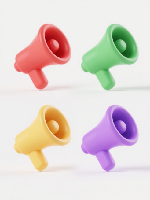 4个不同造型的卡通风格3D立体扩音器图标，保持圆润光滑的造型和简洁的几何形态，每个扩音器具有独特的纯色配色方案（如红色、绿色、黄色、紫色），均置于纯白色纯色背景上，图标表面有柔和的高光和阴影表现出轻微的塑料质感，四个图标呈2x2网格状规整排布，整体画面简洁明快，具有统一的卡通3D设计风格和清晰的视觉层级。预览效果