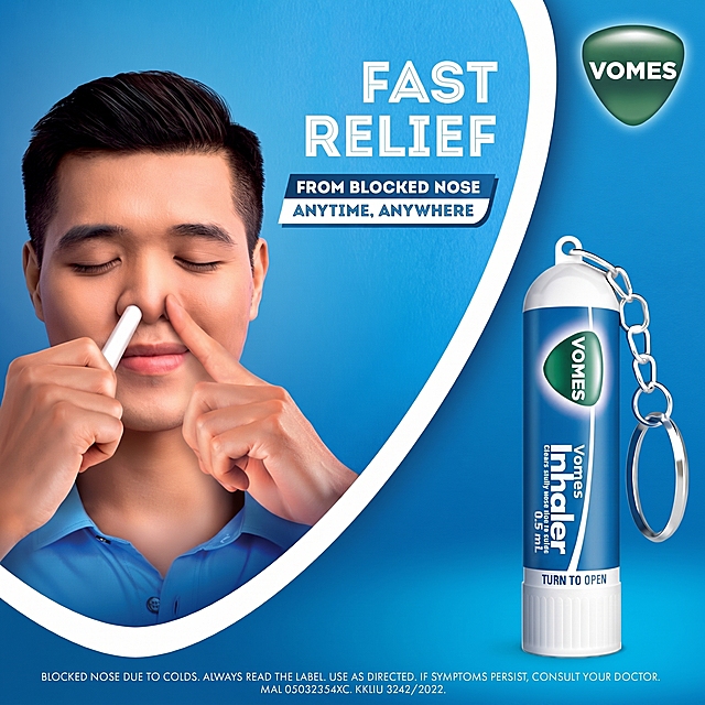 将图片中所有出现的文字'VICKS'修改为'VOMES'，'Vicks'修改为'Vomes'，保持图片的其他所有内容、布局、颜色、细节完全不变