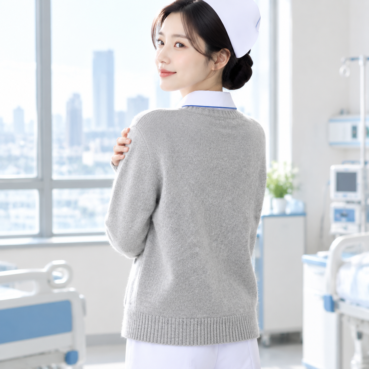 同一位亚洲年轻女护士，穿着同款浅灰色V领五扣针织开衫（内搭白色… - 图片创意预览