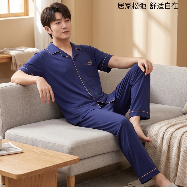 [主图 7] 模特穿着藏蓝色金边三件套睡衣休闲坐姿场景展示。
[氛围风格] 松弛居家舒适风，整体风格保持套图统一；
[画质] 商业摄影质感、光线柔和通透、产品清晰真实、画面干净高级。
[元素] 同一位预览效果