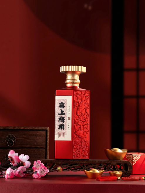 去除图片左上角的'型号：喜上眉梢'等文字信息及右上角'左和右 DESIGN'水印，保持酒瓶、酒盒、背景及所有其他元素完全不变，高清修复预览效果