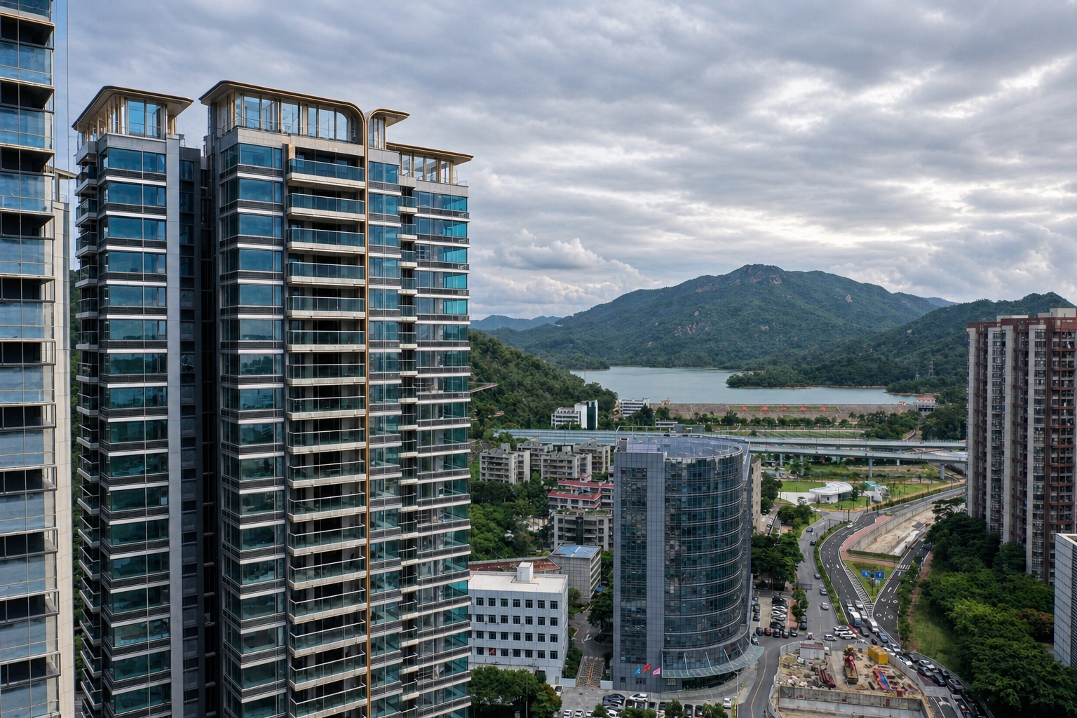将这张城市高层住宅照片提升为顶级豪宅质感，去除楼顶的施工杂物和… - 图片创意预览