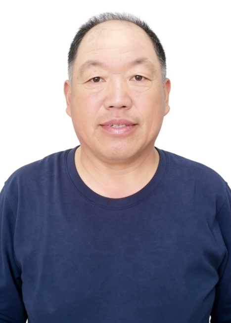 保留第一张图中人物发型､脸型､年龄特征生成标准样式纯正面证件照;人物主体严格居中,头部大小与位置严格对齐第二张图,双肩水平平衡,面部中轴线对齐画面中心,正视前方;标准证件照构图,人物绝对居中;头顶上方预览效果