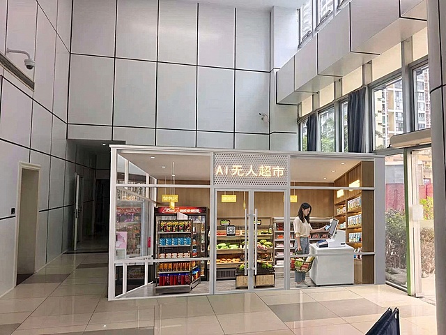 保持图片整体大小和场景不变，在无人超市内的收银台位置添加一个和图2完全一样的中国女生，她左手提着购物框，右手拿着手机正在付款，整体风格和图1保持一致