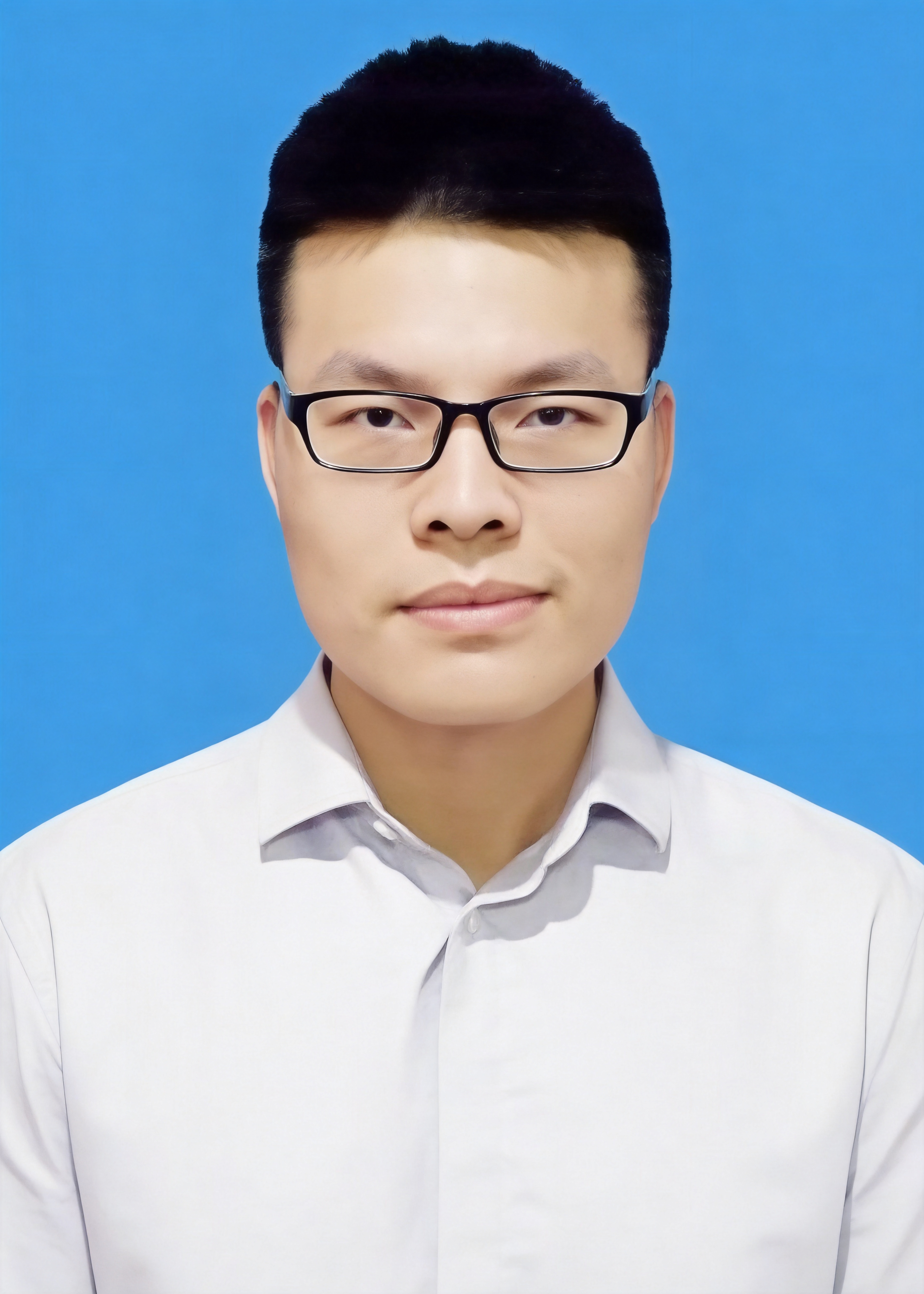保留第一张图中人物发型、脸型、年龄特征生成标准样式纯正面证件照… - 图片创意预览