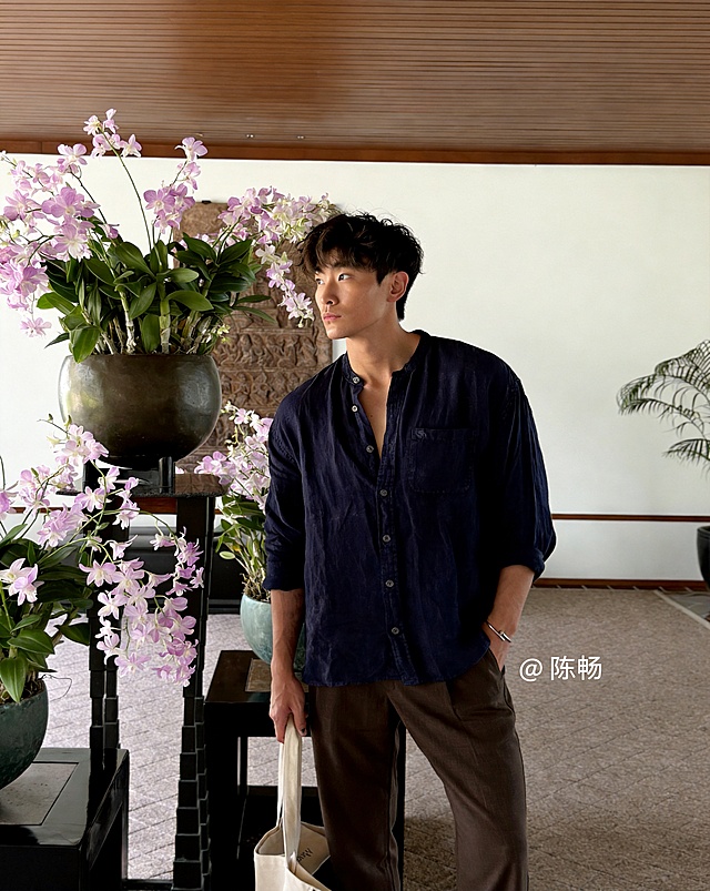 去掉人物两只手臂上的纹身，保持自然真实的皮肤质感，其他画面保持不变